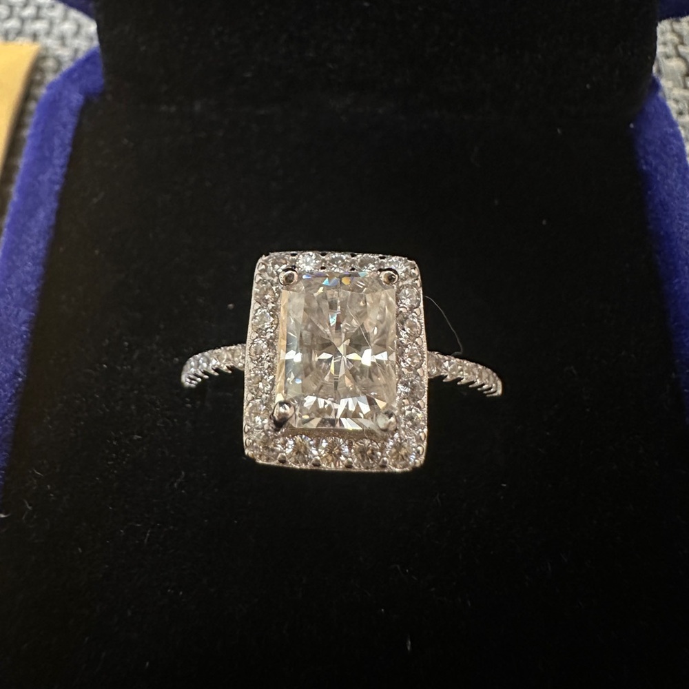 Moissanite radiant cut ring, 2CT, D VVS1, S925. Size 6